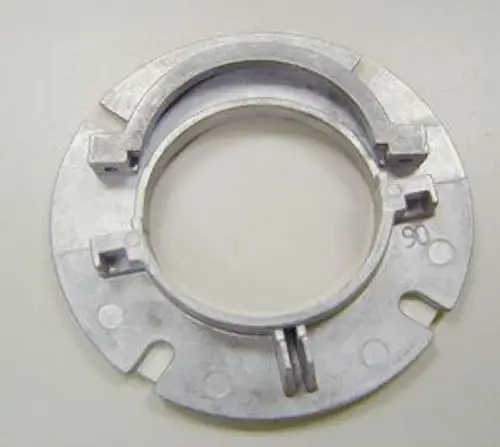 Befestigungsflansch von Remeha, aus Aluminium, mit mehreren Einkerbungen und Aussparungen zur Montage, kreisförmiges Design.